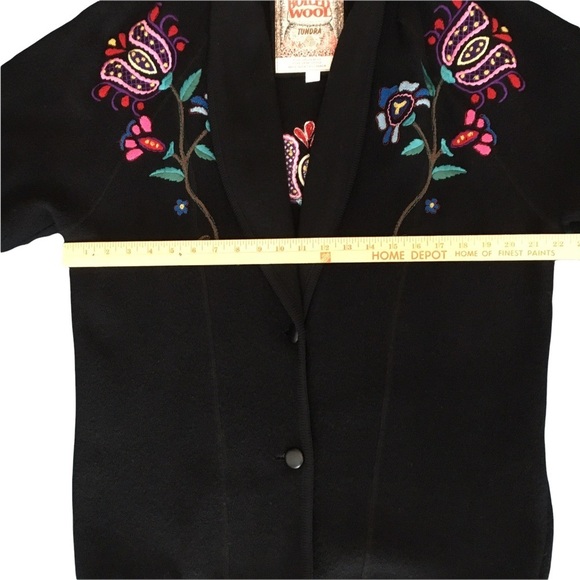 TUNDRA 100%Pure Virgin Wool Black Floral Embroidered Feminine Cozy 2-Button Coat - Picture 12 of 14